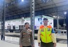 Personil PAM Stasiun KAI Cikampek Antisipasi Arus Balik Nataru 