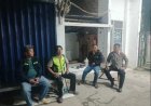 Personil Polsek Purwasari Polres Karawang Ngawangkong Dengan Masyarakat Di Poskamling