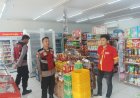 Anggota Polsek Batujaya Tingkatkan Patroli Prekat guna Ciptakan Keamanan di Minimarket di siang hari