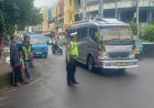 Aiptu Tarjono Gatur Lalin Sore di Bawah Fly Over Cikampek Cegah Kemacetan 