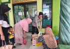 Kapolsek Telukjambe Timur Pimpin Personil Berikan Bantuan Sembako Kepada Warga Terdampak Banjir di Perum Karaba