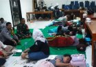 Bentuk Sinergitas TNI-Polri, Bhabinkamtibmas Purwadana dan Babinsa Sambangi Pengungsi Banjir di Aula Kantor Desa
