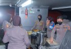 Polwan Polda Jabar Sibuk Memasak dan  Siapkan Makanan Untuk Korban Banjir di Karawang