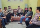 Kapolsek Klari Sambangi Kantor Desa Jaga Silaturahmi Dengan Kepala Desa