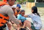 Kabid Humas Bersama Tim SAR Sat  Brimob Polda  Jabar, Hadir di Garis Terdepan, Bantu Masyarakat di Tengah Bencana Banjir