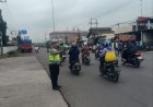 Pelayanan Pagi Polsek Cikampek Cegah Kemacetan di Depan Pupuk Kujang Cikampek 