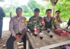 Sinergitas TNI - Polri, Dibuktikan Ketika Bhabinkamtibmas Bersama Babinsa TNI Ngobrol Bareng Santai
