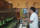 Kring Serse Polsek Banyusari Datangi Toko Jamu Temukan Miras 2 Botol Kecil