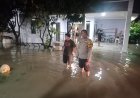 Bhabinkamtibmas Polsek Rengasdengklok. Monitoring Sekaligus Bantu Warga Desa Binaan Yang Terdampak Banjir