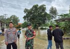 Pastikan Aman, Bhabinkantibmas Polsek Cikampek Aipda Yusup dan Babinsa Cek Pemukiman Warga Citarik Yang Terdampak Banjir 