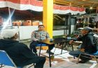 Bhabinkamtibmas Polsek Rengasdengklok Giat Ngawangkong Bersama Petugas Ronda Saat Patroli Malam