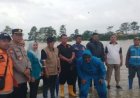 Peduli Banjir, Kapolsek Jatisari Bersama Muspika Cek Warga Terdampak Banjir Berikan Air Mineral dan Mie Instan