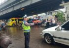 Aiptu Tarjono Gatur Lalin Sore Cegah Kemacetan di Depan Pos Tiga 