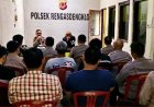 Dalam Kegiatan Anev, Kapolsek Menekankan Agar Anggota Menjaga Sikap dan Etika dalam Menjalankan Tugas