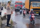 Respon Cepat Polsek Klari Lakukan Gatur dan Penguraian Kemacetan di Titik Banjir Usai Hujan Deras