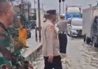 Polisi Atur Arus Lalu Lintas di Titik Banjir dan Kemacetan Kendaraan