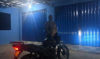 Anggota Polsek Tirtajaya Pastikan Keamanan Central Ruko Tirtajaya pada malam hari melalui kegiatan Patroli Prekat