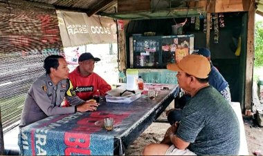 Polsek Rengasdengklok Polres Karawang Gelar “Jumat Curhat” Bersama Warga Dusun Sasak Desa Amansari