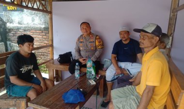 Kapolsek Ciampel Bersama Anggota Melaksanakan Jumat Curhat di Desa Kutapohaci