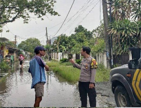 Patroli Polsek Rengasdengklok Laksanakan Monitoring Rumah Warga Yang Terdampak Banjir