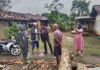 Bhabinkantibmas Polsek Cikampek Bersama Kades Dampingi Perwakilan DPRKP Karawang Ukur Rumah Ambruk di Desa Kertawaluya Tirtamulya 