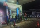 Anggota Polsek Batujaya melaksanakan Patroli Prekat di SPBU Batujaya pada malam hari