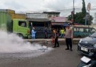 Bakar Ban, Personel Polsek Klari Padamkan Api dan Bubarkan Massa