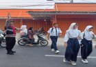 Bhabinkamtibmas Polsek Telagasari Bantu Sebrangkan Siswa Saat Gatur 