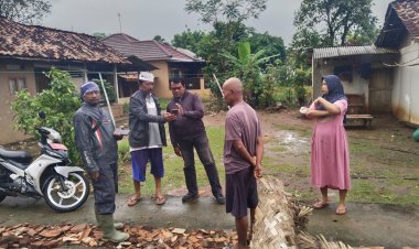 Bhabinkantibmas Polsek Cikampek Bersama Kades Dampingi Perwakilan DPRKP Karawang Ukur Rumah Ambruk di Desa Kertawaluya Tirtamulya 