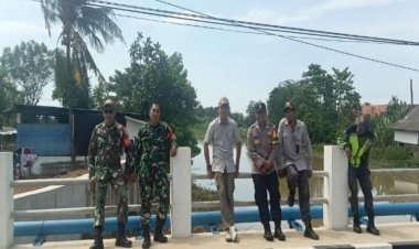 Sinergitas TNI POLRI Bhabinkamtibmas Polsek Pedes Dan Koramil Pedes Bhbinsa Cegah Banjir Di kecamatan Pedes