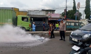 Bakar Ban, Personel Polsek Klari Padamkan Api dan Bubarkan Massa