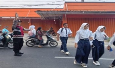 Bhabinkamtibmas Polsek Telagasari Bantu Sebrangkan Siswa Saat Gatur 