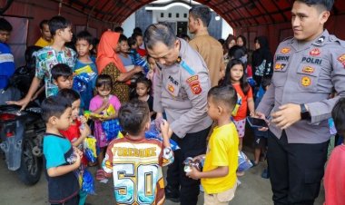 Anak-anak Terhibur, Polres Karawang Hadirkan Trauma Healing di Lokasi Banjir