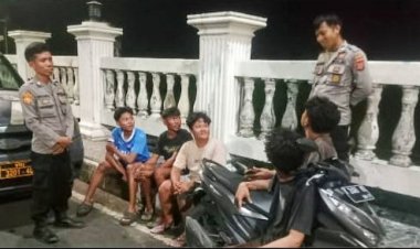 Patroli Dialogis Malam, Polsek Rengasdengklok Sambangi Anak Remaja Yang Sedang Nongkrong