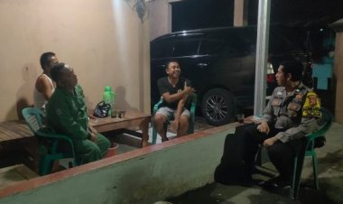 Sambangi Linmas Saat Ronda Malam : Bhabinkamtibmas Desa Walahar Sampaikan Himbauan Kamtibmas