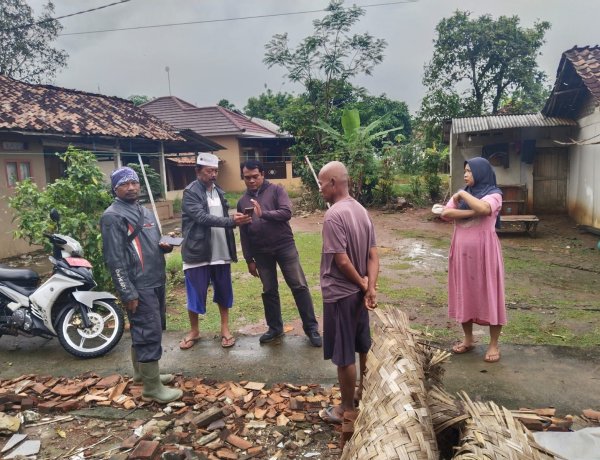 Bhabinkantibmas Polsek Cikampek Bersama Kades Dampingi Perwakilan DPRKP Karawang Ukur Rumah Ambruk di Desa Kertawaluya Tirtamulya 