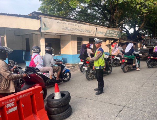 Bripka Ajis Urai Kemacetan di Cikampek Dalam Gatur Lalin Sore 